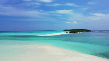 Güneşli bir günde, Asya 'nın arka planında mavi bir gökyüzü olan bir kumsal.