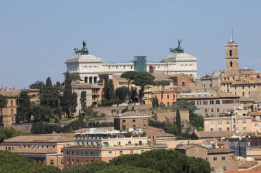 İtalya, Roma 'daki eski binalarla çevrili Victor Emmanuel Ulusal Anıtı' nın uzak bir görüntüsü