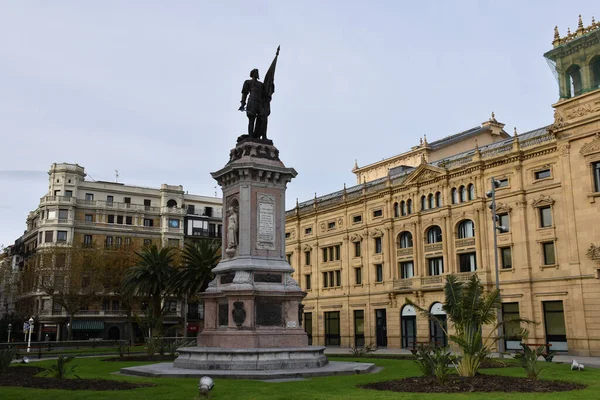Uma Foto Perspectiva Monumento Almirante Antonio Oquendo San Sebastian Espanha — Fotografia de Stock