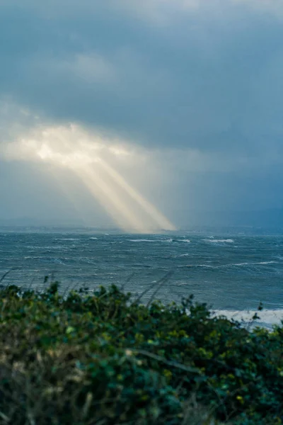 Прекрасний Краєвид Сонячні Промені Перетинають Хмари Над Морем — стокове фото