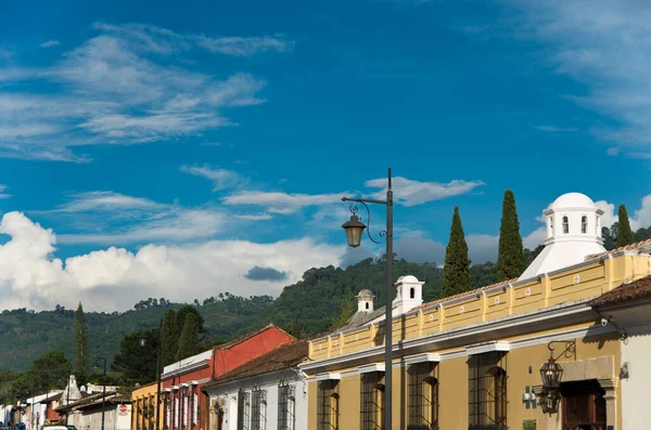 Belo Tiro Fileira Edifícios Tradicionais Contra Céu Azul Dia Ensolarado — Fotografia de Stock