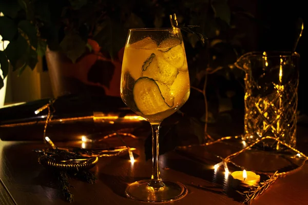 Närbild Gurka Gin Tonic Cocktail Ett Vinglas Dekorerat Med Ljus — Stockfoto