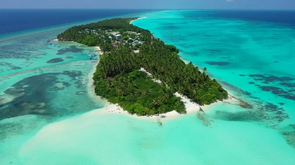 アジアの海の真ん中に浮かぶ緑豊かな熱帯の島の空中写真 — ストック写真