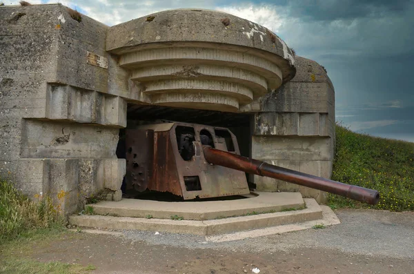 Egy Gyönyörű Felvétel Egy Német Bunkerről Sértetlen Tankfegyverrel Szürke Felhős — Stock Fotó