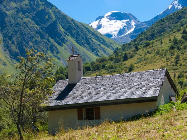 Krásný Záběr Venkovského Domu Pod Zelenými Kopci Zasněženými Horami Champagny — Stock fotografie