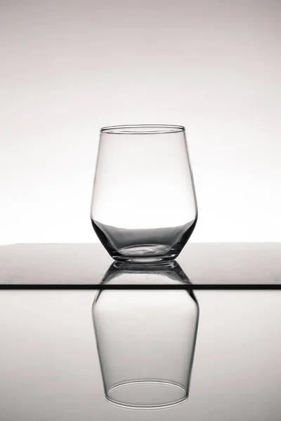 Üres Üvegből Készült Szürkeárnyalat Tükröződéssel Asztalon — Stock Fotó