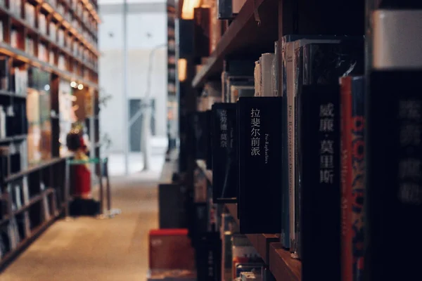 一个著名书店的书架和书架的肤浅焦点 — 图库照片