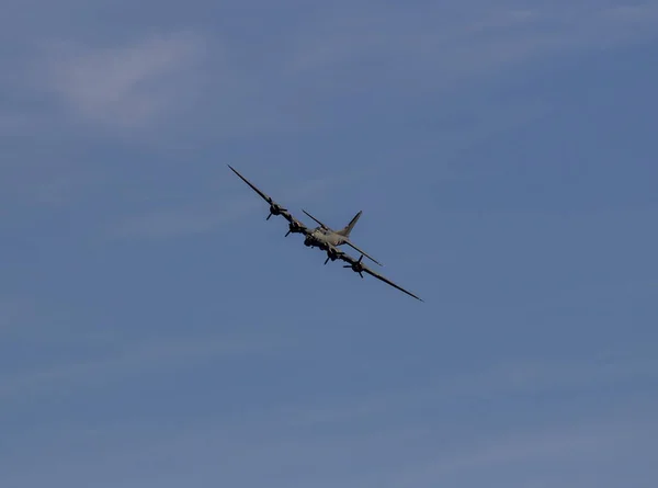 在蓝天的航空展上 一个轰炸机的美丽景象 — 图库照片