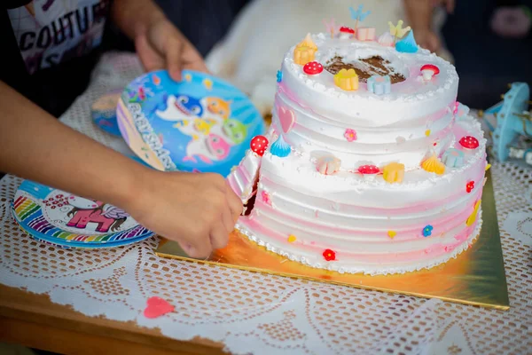 一个人切一个漂亮的装饰可爱的生日蛋糕给一个小女孩的特写镜头 — 图库照片