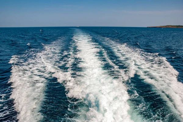 Ondas Oceânicas Espumantes Após Motor Barco — Fotografia de Stock