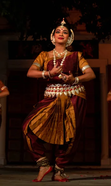 Uma Foto Uma Jovem Artista Indiana Realizando Dança Clássica Indiana — Fotografia de Stock