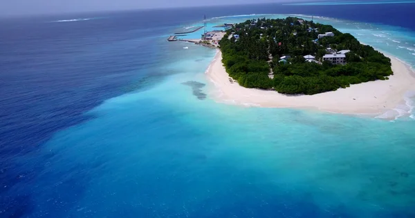 Una Vista Aérea Una Pequeña Isla Con Casas Árboles Rodeados — Foto de Stock