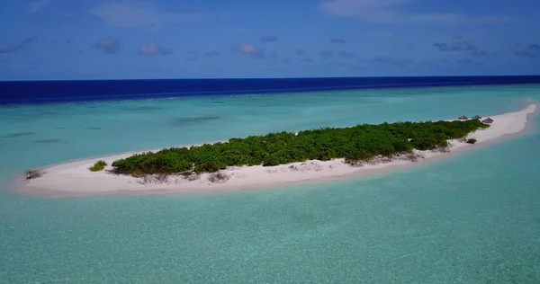 海に囲まれた木々に囲まれた島の空中風景 — ストック写真