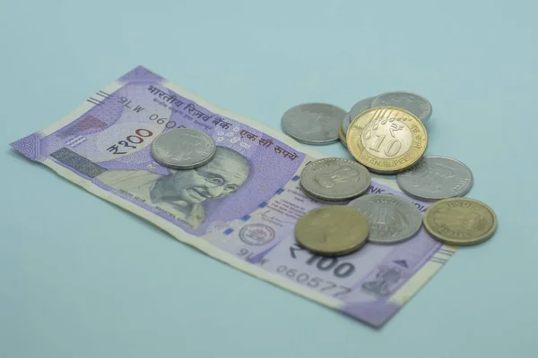 Indyjska Waluta Banknot 100 Rupii Monetami Indyjskimi Rupii Niebieskim Tle — Zdjęcie stockowe