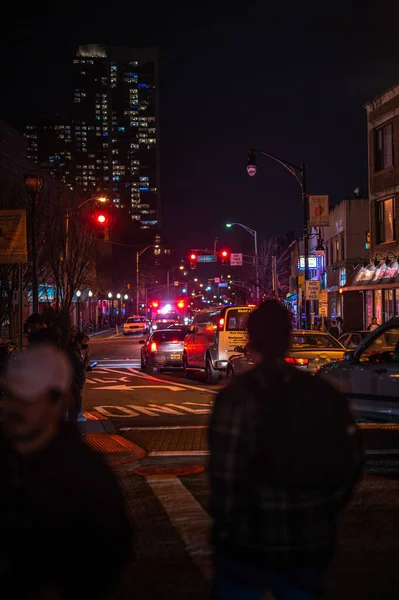 Trânsito Lado Uma Calçada Com Pessoas Noite — Fotografia de Stock