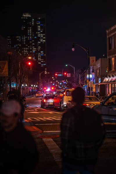 Tráfico Por Carretera Junto Una Acera Con Gente Por Noche — Foto de Stock