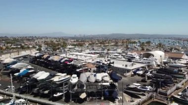 California 'daki Newport Sahili' nin havadan görüntüsü.