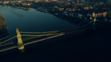 Hammersmith 'deki Thames nehrinin hava sineması görüntüleri. İngiltere, İngiltere.