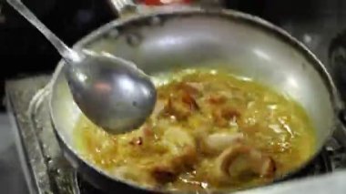 Deniz salyangozlarıyla ev yapımı lezzetli bir yemek yapma süreci.