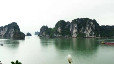 Vietnam, Ha Long Körfezi 'ndeki uçurumların manzarası.