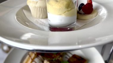 Tabaktaki pastaya yakından bak.