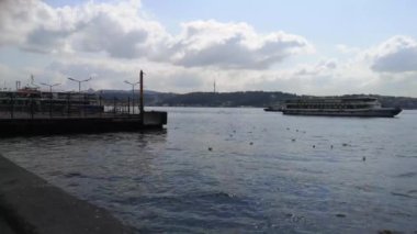 İstanbul 'daki Beşiktaş' ın kıyılarından muhteşem manzaralar. Gemiler limana akın ediyor. 4k video. Güneşli bir gün.