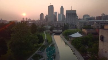 Sabahın erken saatlerinde Indianapolis şehir merkezinin insansız hava aracı görüntüsü.