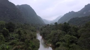 Otoyol köprüsünün arkasındaki Vietnam 'daki Phong Nha Ke Bang Ulusal Parkı' nın hava görüntüsü.