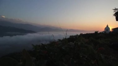 Tapınak bulutlarıyla birlikte gündoğumu