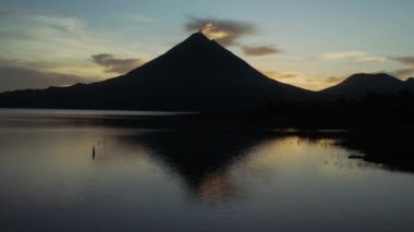 San Carlos, Alajuela, Kosta Rika 'daki Arenal Gölü ve Volkan' ın silueti.
