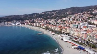 Renkli binaları ve tatil beldeleri olan Varazze Sahili 'nin havadan görünüşü, İtalya