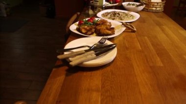 Masada bir porsiyon makarna servis eden bir garson..