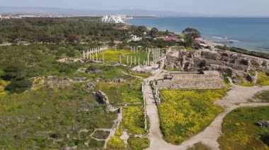 Kuzey Kıbrıs 'ın Famagusta kentindeki Salamis Harabelerinin hava manzarası