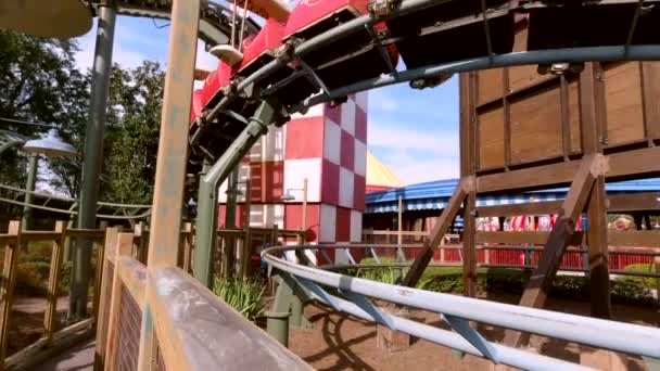 Metraje Del Goofy Rollercoaster Ride Walt Disney World Magic Kingdom — Vídeos de Stock