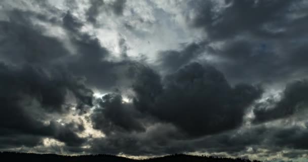 ワシントン州スポケーン バレーの空に浮かぶ美しい暗い暗い雲のタイムラプス — ストック動画