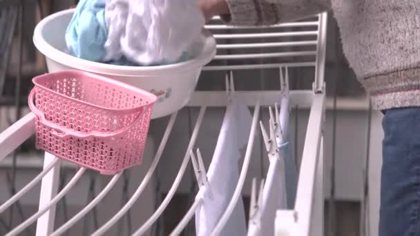 Terasta Islak Temiz Çamaşırları Asan Bir Kadın — Stok video