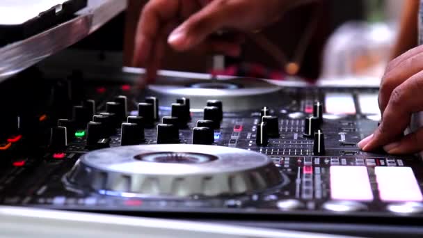 Disc Jockey Masculin Jouant Avec Une Console Dans Studio — Video