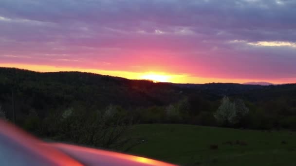 Ein Schöner Sonnenuntergang Über Bewaldeten Hügeln — Stockvideo