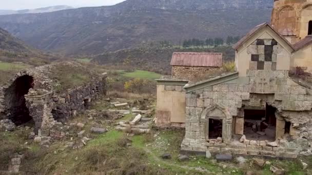 Metraje Aéreo Del Monasterio Hnevank Armenia Rodeado Exuberante Natur — Vídeos de Stock