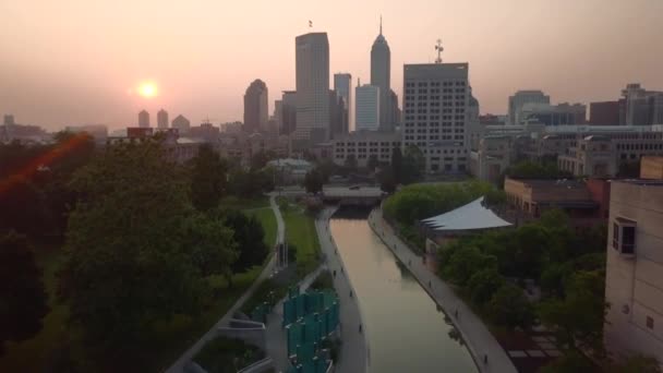 Egy Drón Kilátás Indianapolis Belvárosára Kora Reggeli Napfelkeltekor — Stock videók
