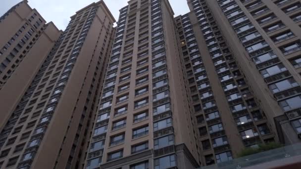 中国北京 2021年6月15日 城市郊区新建住宅出售的低角度镜头 — 图库视频影像
