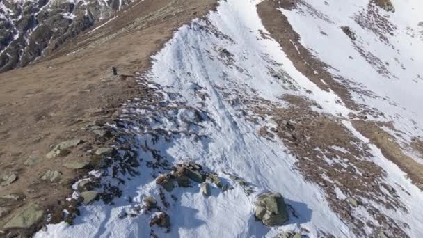 冬の間 田舎の美しい雪に覆われたアルプスの空の景色 — ストック動画