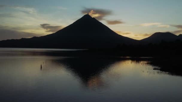 Μια Σιλουέτα Της Λίμνης Arenal Και Ηφαίστειο Στο San Carlos — Αρχείο Βίντεο