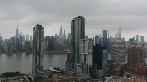 与布鲁克林和曼哈顿在雾天的无人机 — 图库视频影像