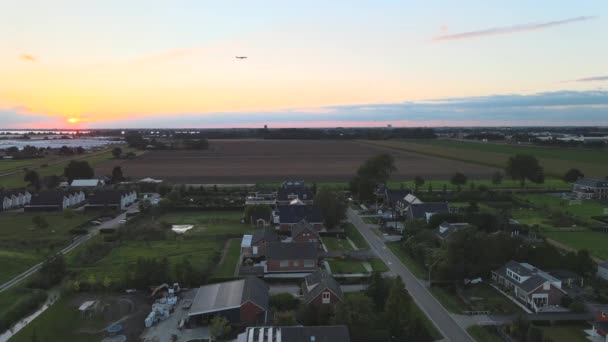 Una Imagen Fija Sobre Una Zona Residencial Con Avión Volando — Vídeos de Stock