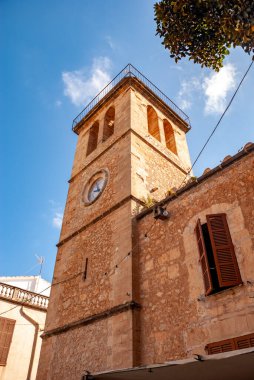 Son Servera, Majorca 'daki San Joan kilise kulesinin alçak açılı görüntüsü.