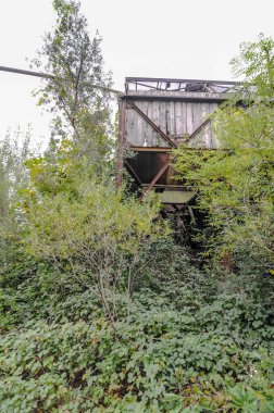 Terk Edilmiş Sanayi Taş ocağı ve Kum Taşı Rafinerisi