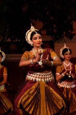Pushkar Camel Fuarı 'nda Hint klasik Odissi dansını sahneleyen genç kadın sanatçılar.