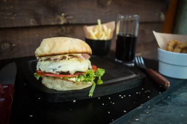 Lezzetli bir hamburgerin yakın çekimi.