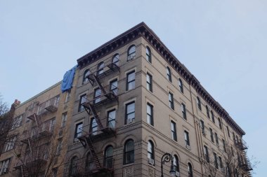 New York 'taki tarihi bir televizyon binasının düşük açılı görüntüsü.